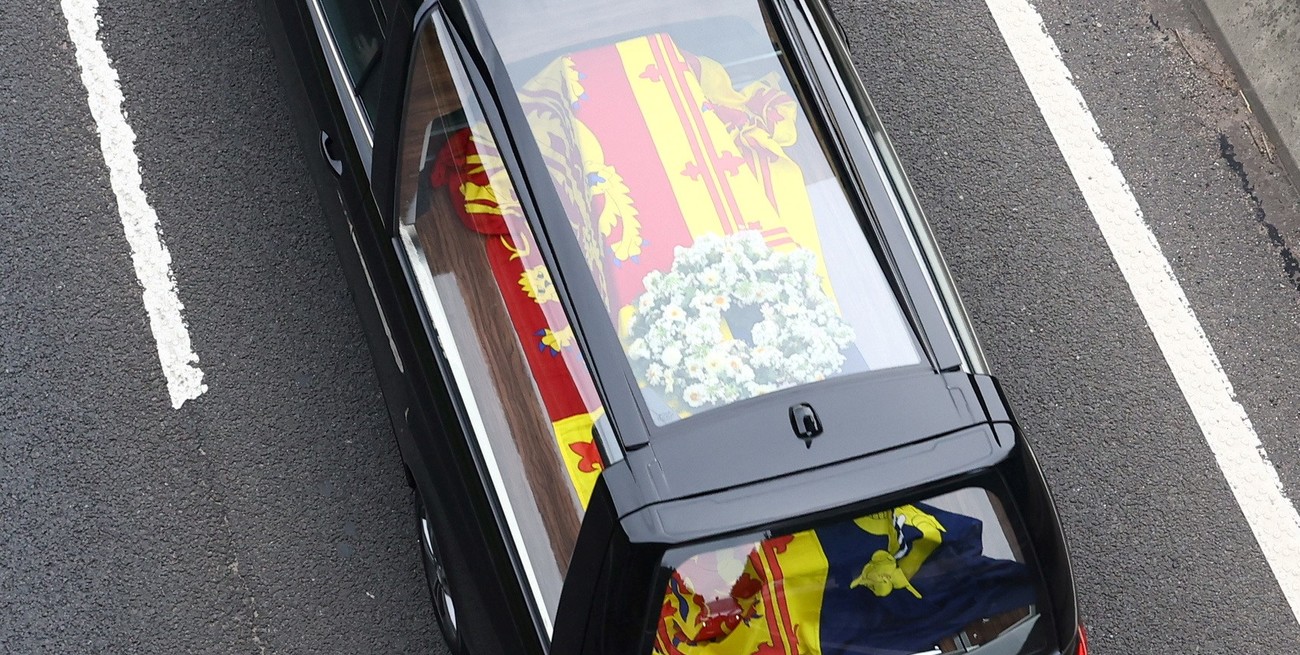 Isabel II emprendió su cortejo fúnebre hacia Londres