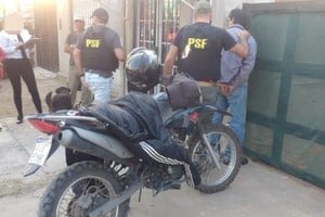 El momento en que el femicida es trasladado a sede policial.