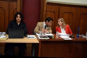 Los fiscales Ana Laura Gioria y Gonzalo Iglesias pidieron la proyección de dos tramos de audiencias de 2019 y 2020 donde Gambini hace declaraciones contradictorias. Crédito: Guillermo Di Salvatore