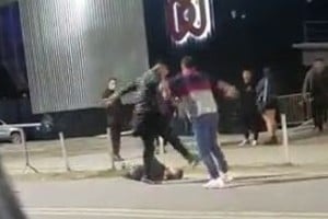 El momento en el que el joven es agredido. 