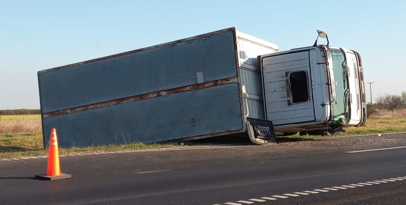 Chocaron un auto y un camión en la autopista Santa Fe - Rosario