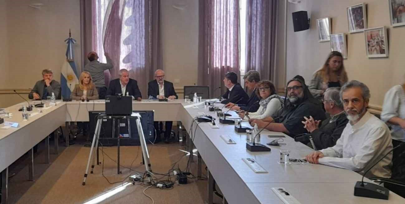 El gobierno y gremios docentes acordaron elevar un 82% el salario inicial para diciembre