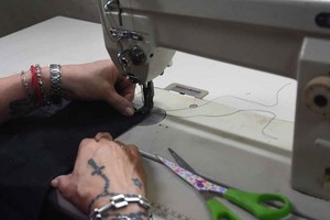 Marroquinería. Las internas que participan de este taller son 3 en estos momentos. Entre otras cosas, aprenden a coser cuero en una máquina especial. Crédito: Flavio Raina