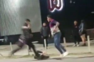 El momento en el que el joven es agredido. Captura de video