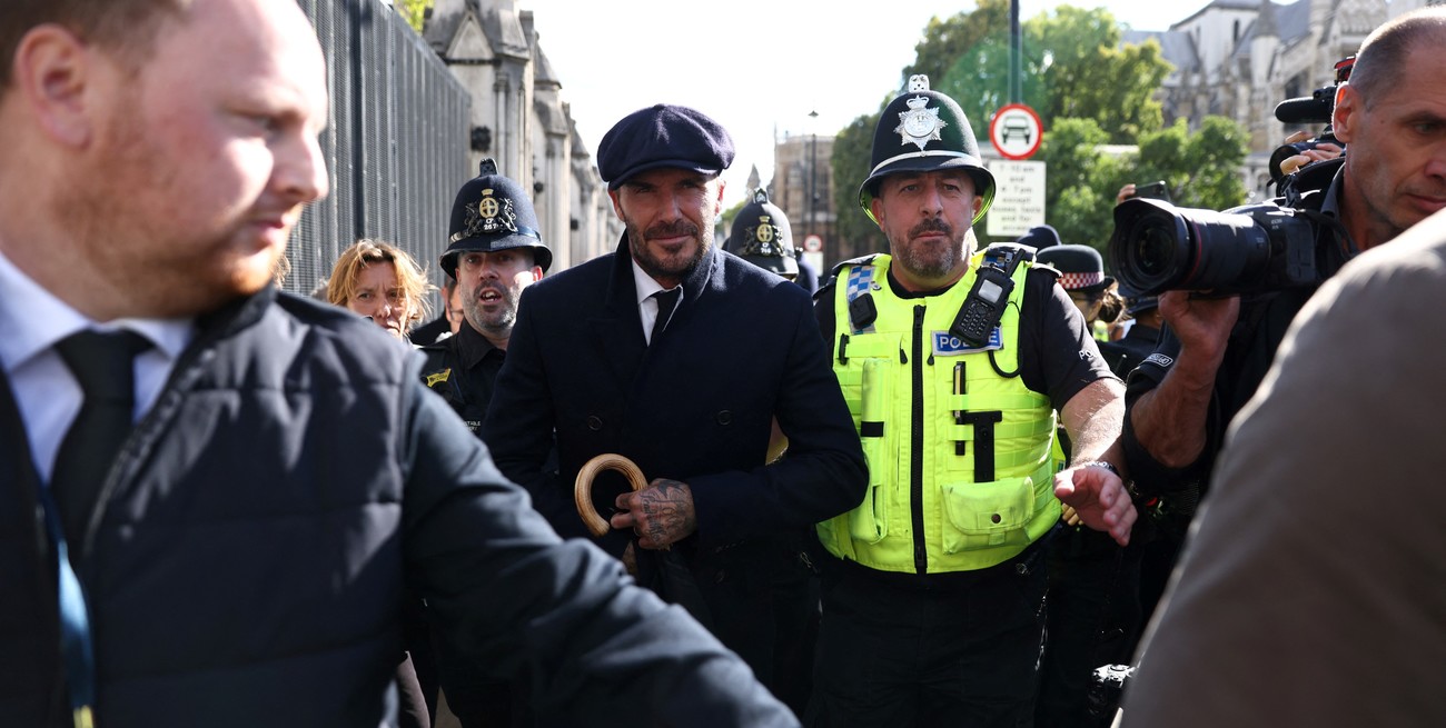 Con estilo Peaky Blinders: David Beckham pasó más de 12 horas en la fila para rendir homenaje a la reina Isabel II