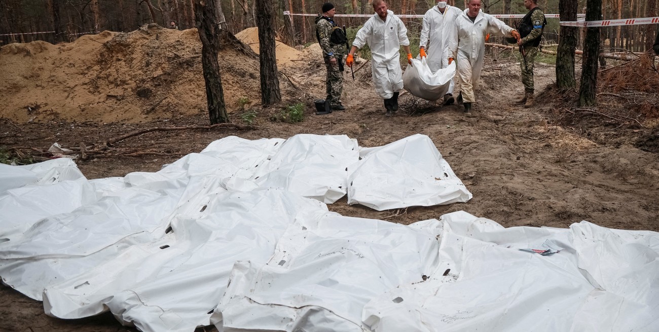 Fosas clandestinas en Izium: Ucrania acusa a Rusia de torturas en la ciudad liberada