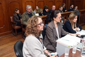 Una vez más, María Inés Masino, estuvo presente en la sala como querellante, junto a las abogadas del CAJ, Lucrecia Fernández y Vivian Galeano. Crédito: Guillermo Di Salvatore