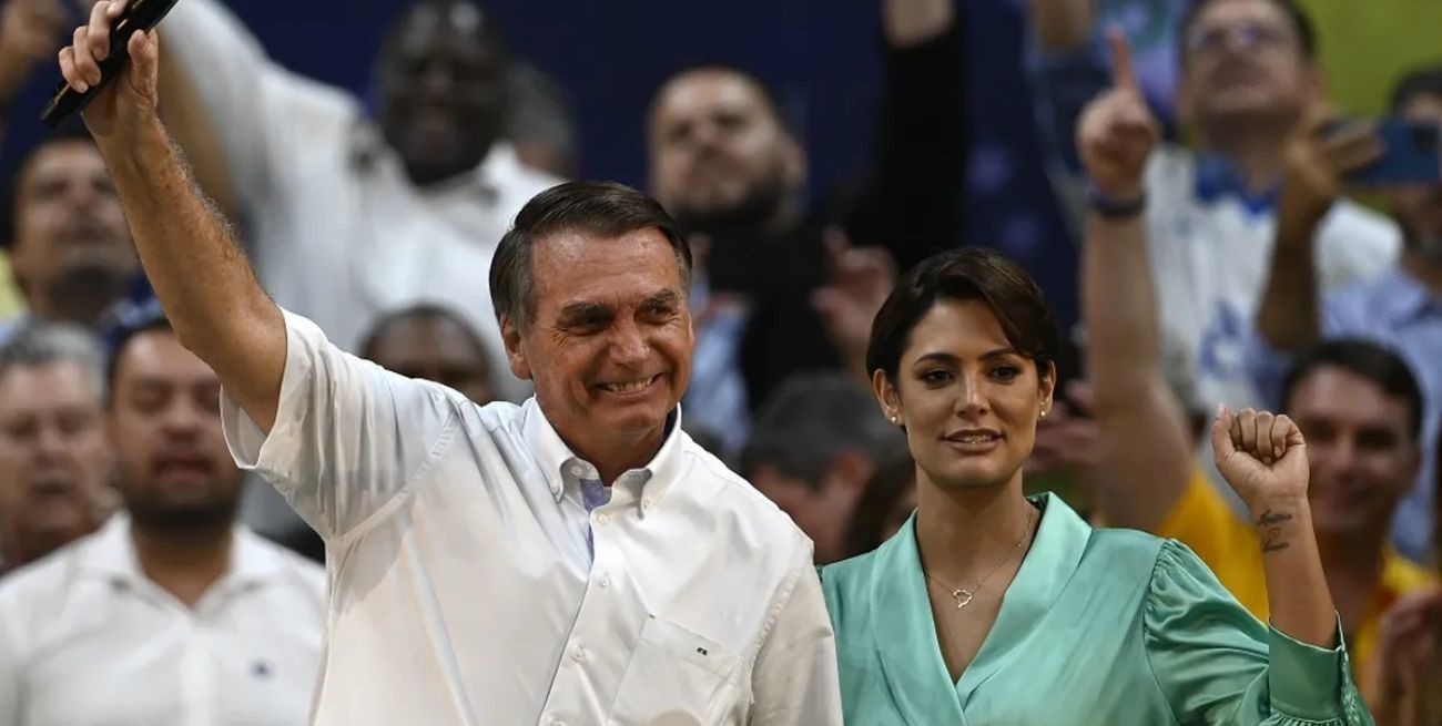 La esposa de Bolsonaro aseguró que él "es un enviado de Dios" para salvar a Brasil 