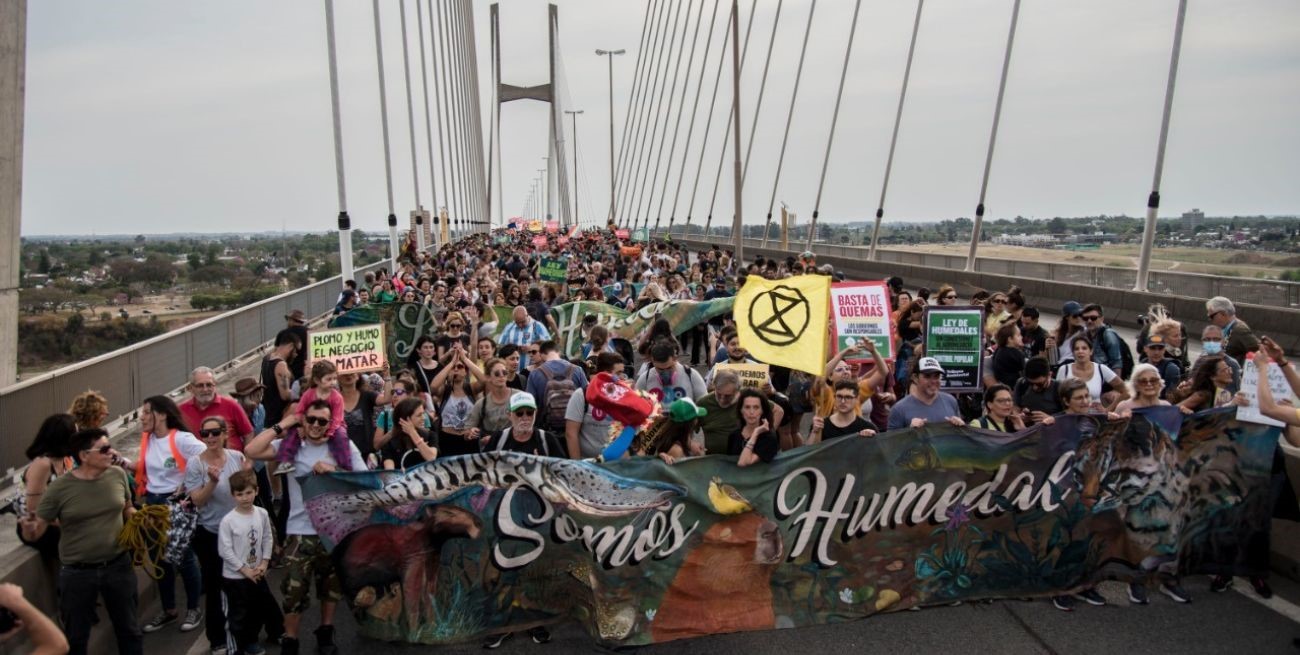 Marcha y corte sobre el puente Rosario - Victoria contra los incendios en el Delta del Paraná
