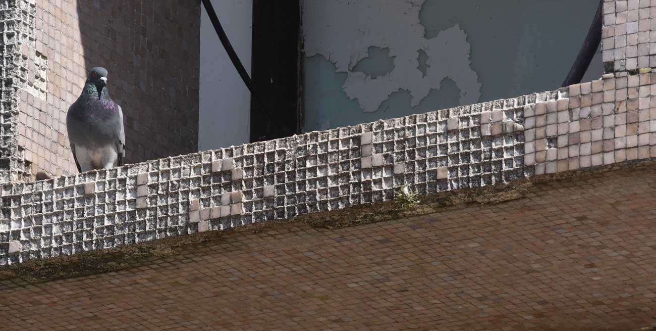 Crece el deterioro del edificio del Correo de  Santa Fe: caen las venecitas de su fachada