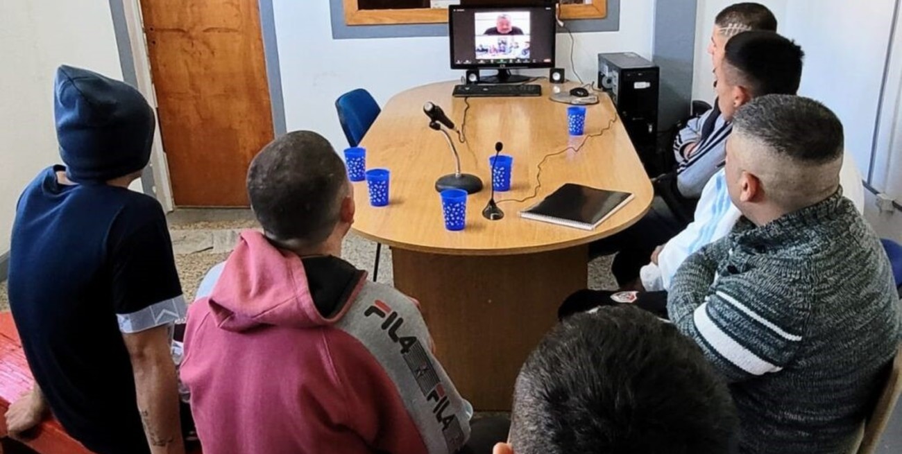 Los internos de Las Flores y Coronda se capacitan en albañilería y comunicación