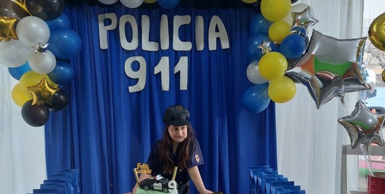 Video: cumplió 9 años vestida de policía y le cayeron los agentes con una torta
