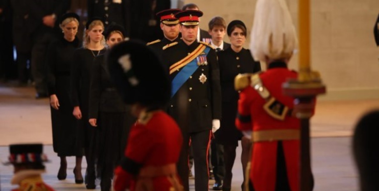 Reino Unido: todos los nietos de Isabel II velan su féretro