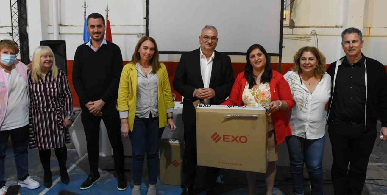 Calvo participó de la entrega de equipos a centros de salud 