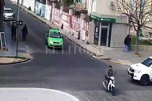 Cinco cámaras públicas y privadas colocan al único sospechoso en las inmediaciones del comercio Almacén del Norte, de Urquiza 2215.