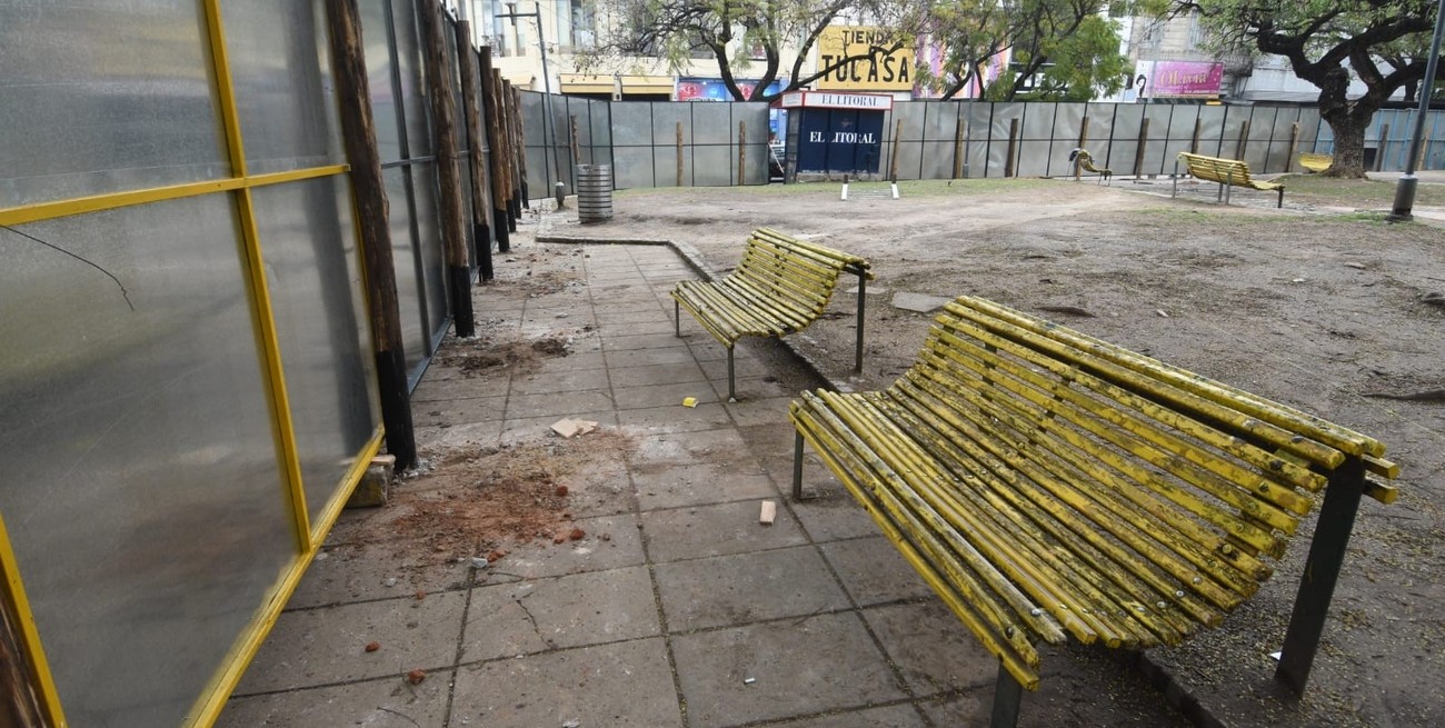 Cercaron con grandes cartelones de obra la Plaza del Soldado de Santa Fe