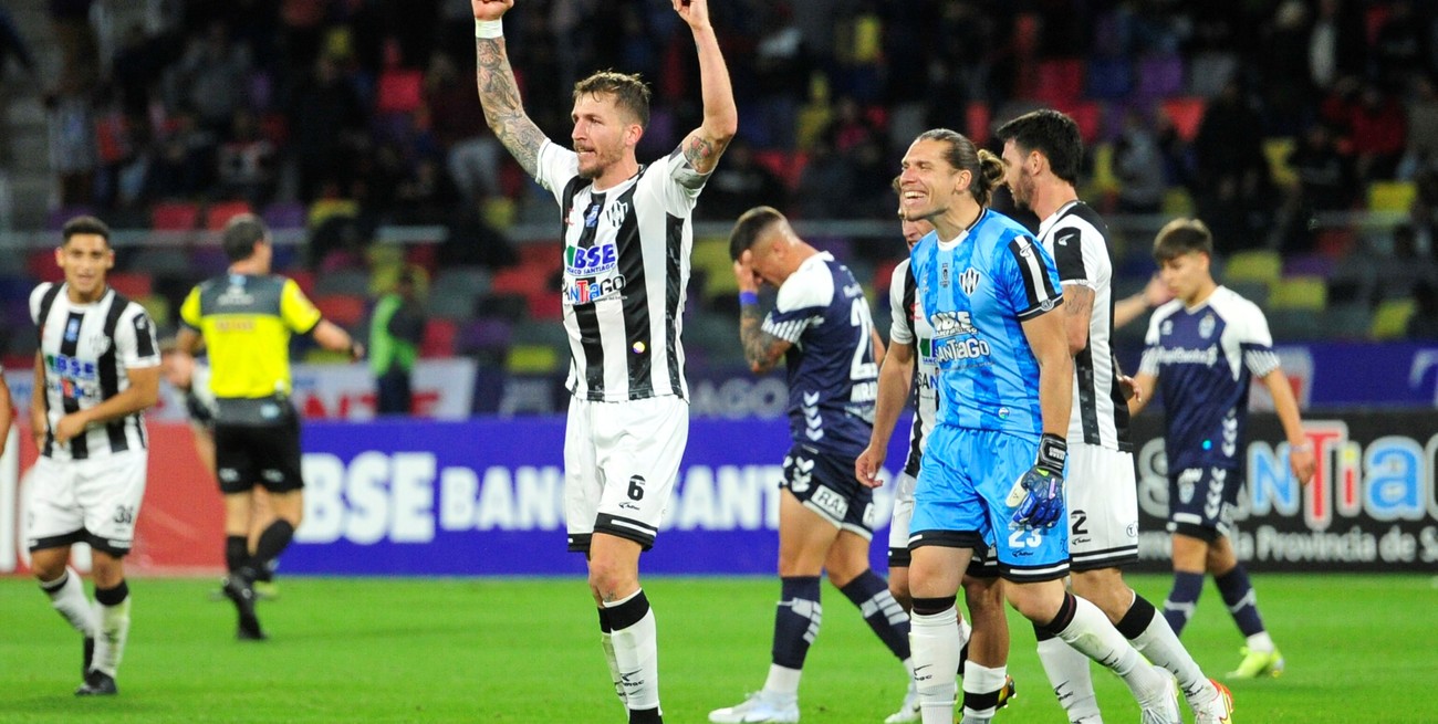 Gimnasia perdió con Central Córdoba en el final y no pudo quedar puntero