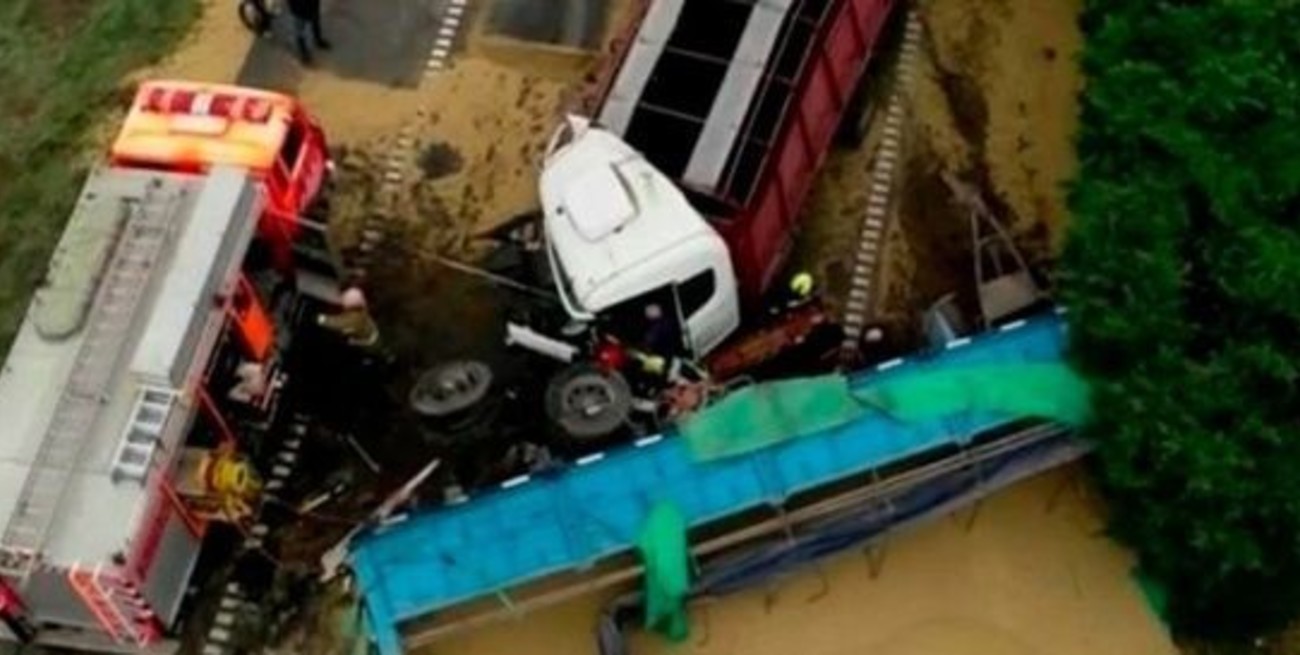 Choque y vuelco de camiones en la Autopista Santa Fe - Rosario