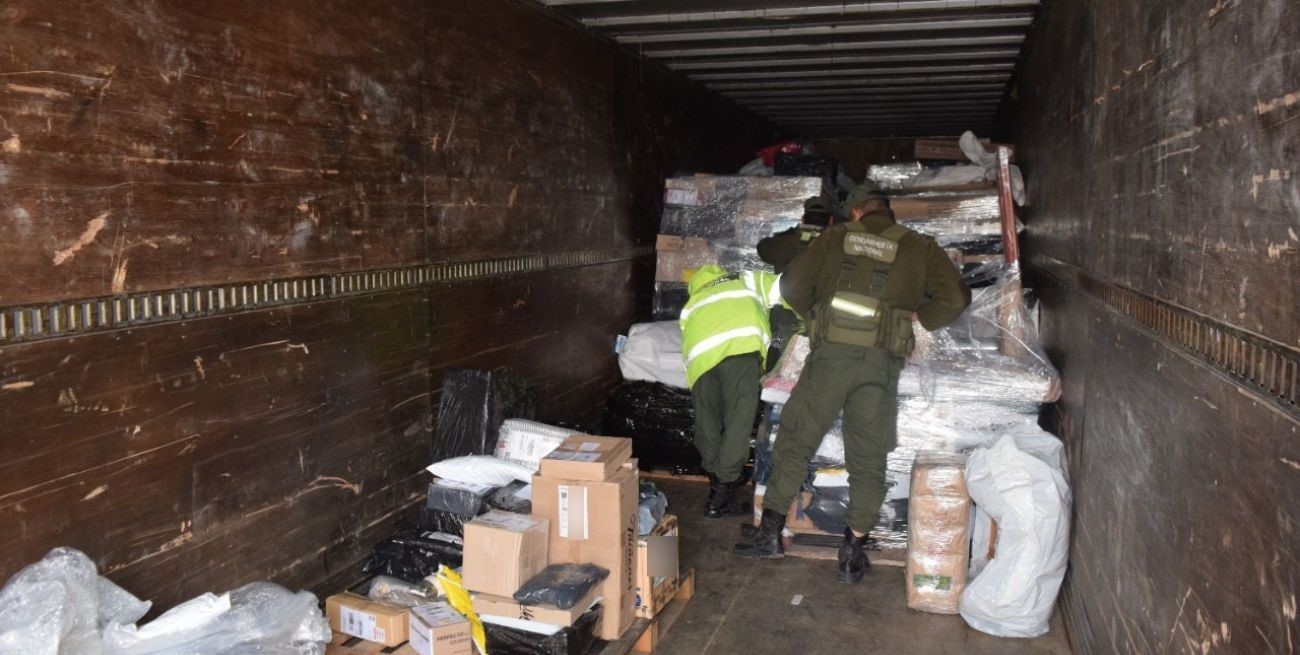 Se encontraron más de 58 kilos de hojas de coca en un transporte de encomiendas
