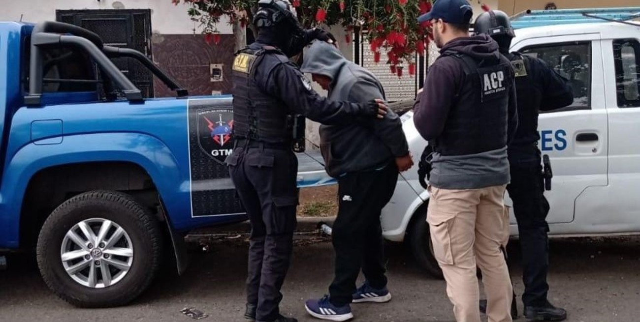 La Agencia de Control Policial detuvo a dos oficiales de la AIC