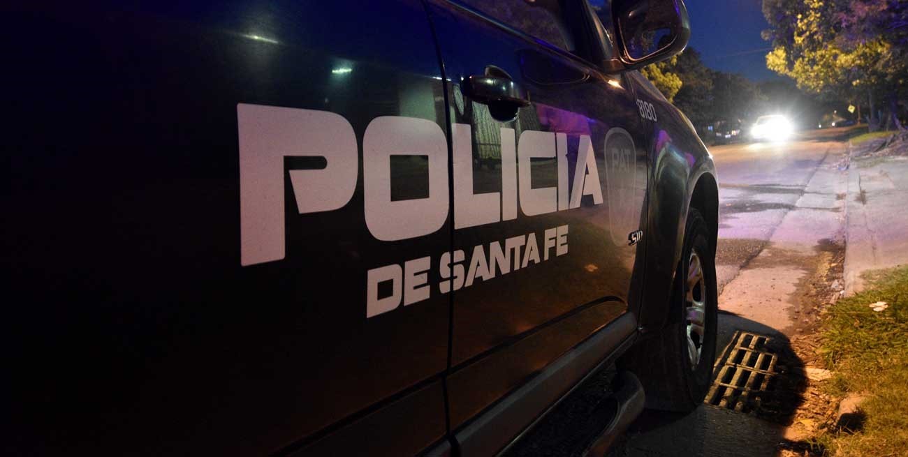 Paró para orinar en la calle, lo balearon y le robaron su moto