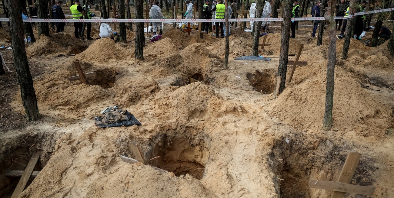 Ucrania: al menos 30 cadáveres hallados en la fosa común tenían signos de tortura