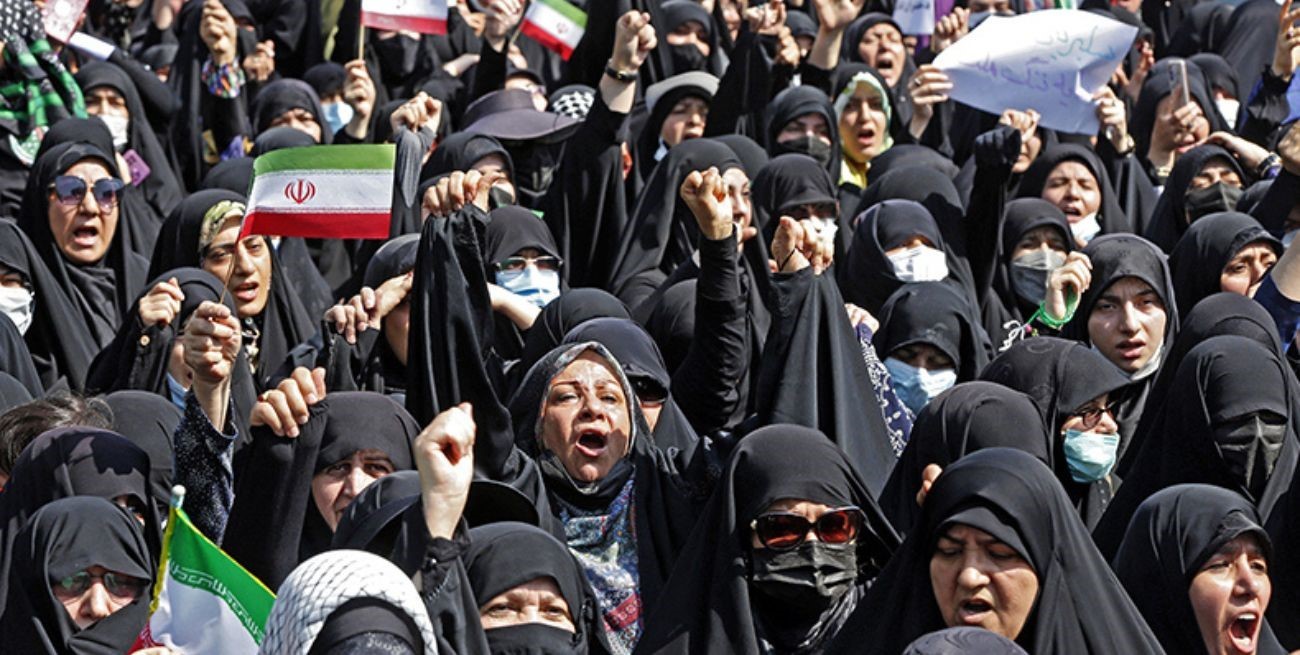 Multitudinarias manifestaciones en Irán para defender el uso del velo