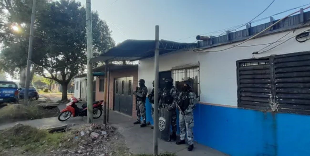 Golpe a Los Monos: allanaron casi 40 viviendas en los barrios Plata, Las Flores y La Granada
