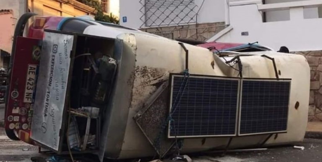 Son argentinos, recorrían Sudamérica en combi pero los atropelló un colectivo en Asunción 