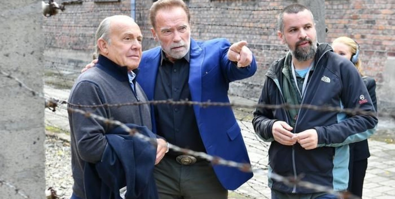 Para luchar “contra el odio”: Arnold Schwarzenegger visitó Auschwitz