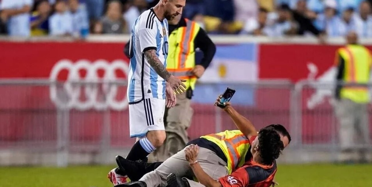 El video que grabó el hincha que entró a abrazar a Messi en pleno partido
