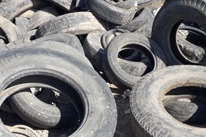 Otros recurren a las prácticas riesgosas de arreglos cosméticos como el vulcanizado o la colocación de cámaras. Crédito: La Voz