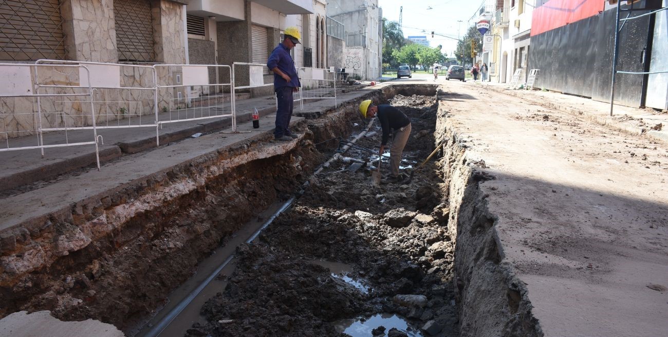Taparon la red de cloaca con material de construcción y deberán pagar por los arreglos
