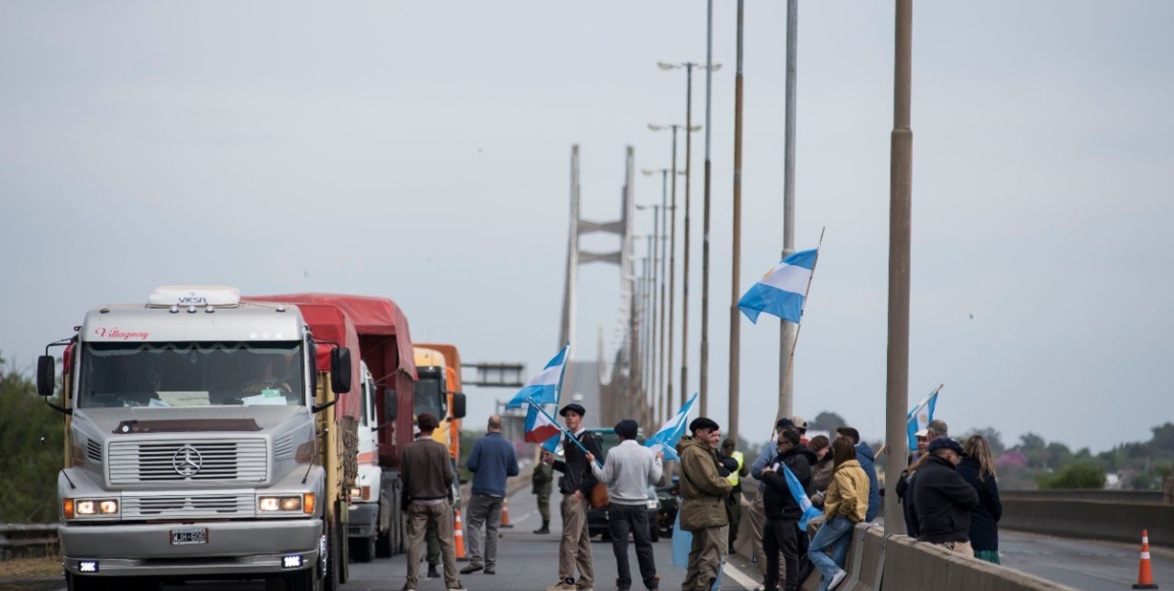 Complicaciones en el puente Rosario-Victoria por un corte parcial de productores agropecuarios
