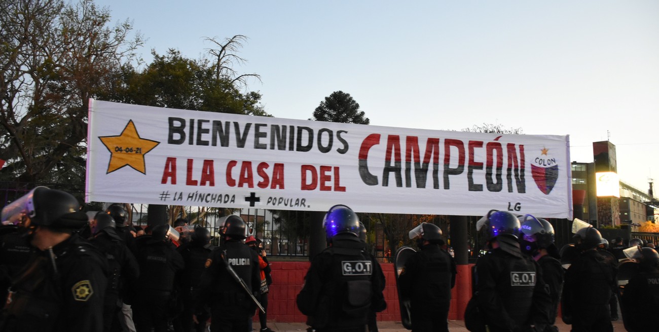 Una bandera con amenazas, la toma del Hotel de Campo y peleas en el estadio

