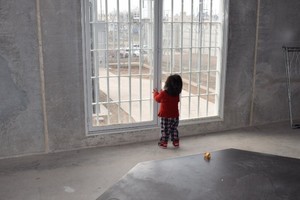 Niños tras las rejas. Esta fotografía es de la Unidad Correccional Nº 5 de Mujeres, en Rosario. Fue tomada en julio de este año en el marco de una recorrida realizada por la defensora general Jaquelina Balangione. Allí, por entonces, residían junto a sus madres presas 12 niños menores de 4 años. Crédito: El Litoral