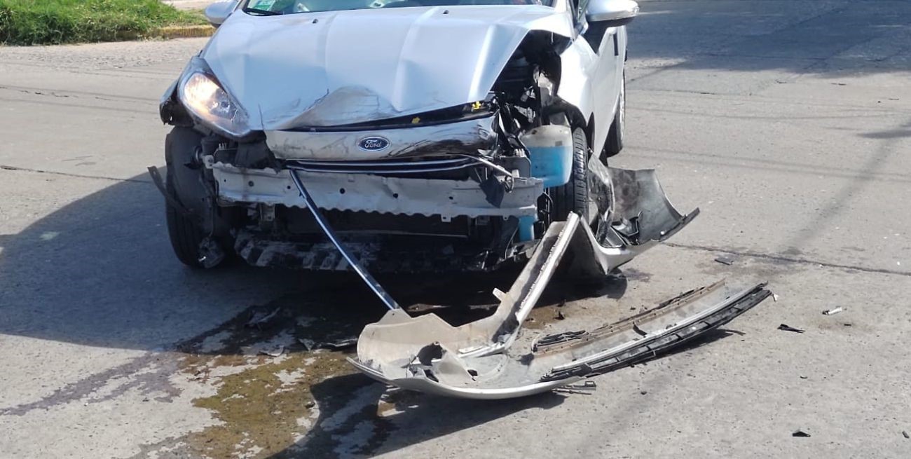 Choque y complicaciones en el tránsito en la esquina de Salvador del Carril y Dorrego