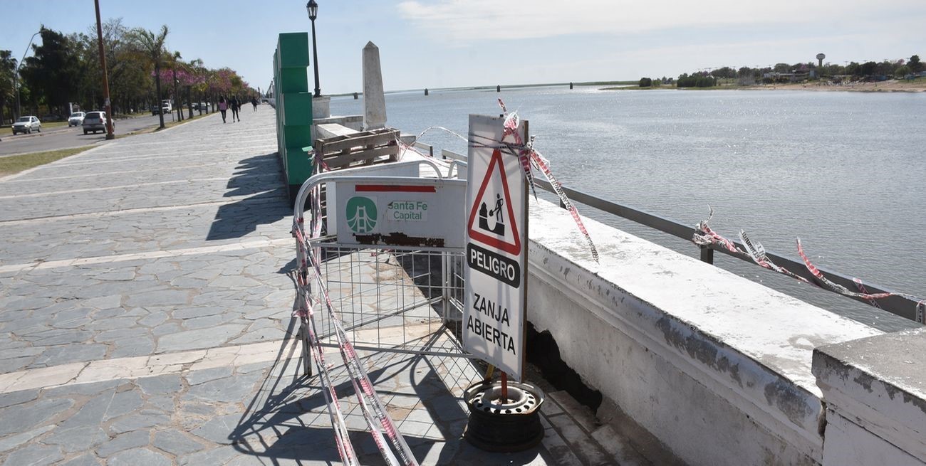 En la Costanera Oeste apareció un socavón al borde de la defensa 