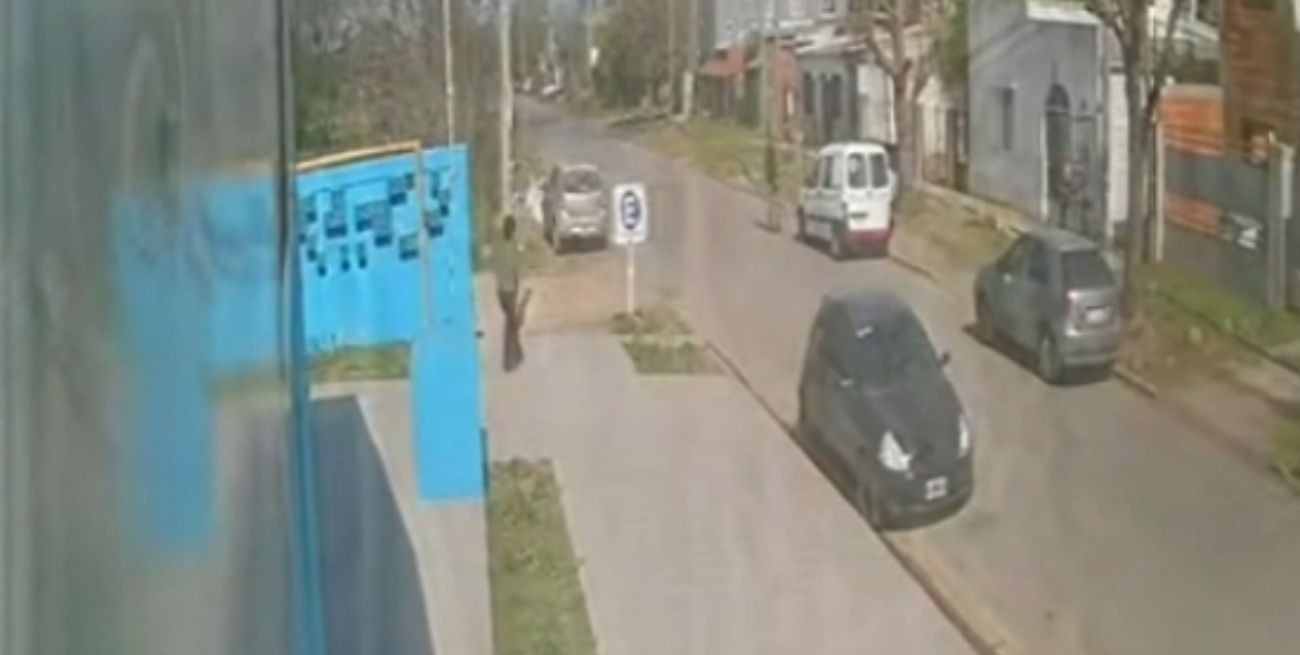 Se salvó de milagro: le gatillaron dos veces para robarle el auto y las balas no salieron