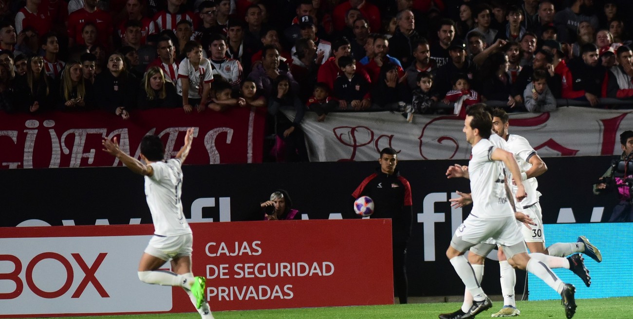 El embrujo de fútbol que Colón buscó en Uruguay: goleó a Estudiantes en La Plata