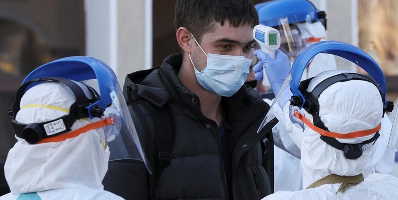 Ucrania se enfrenta a una nueva ola de coronavirus y reimpone el uso del barbijo 