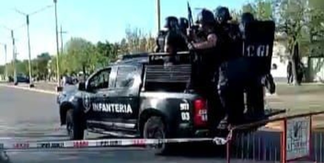 El Trébol: un policía se cayó de la patrulla y el video se hizo viral