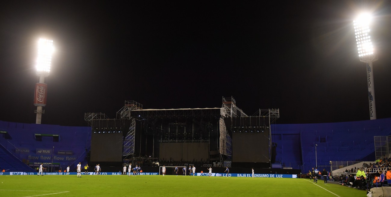 La Liga Profesional repudió a Vélez por jugar con un escenario pegado a uno de los arcos