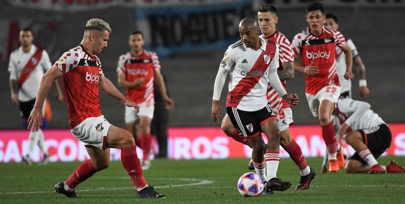 River goleó a Estudiantes por 5 a 0 y quiere seguir en la lucha por el título
