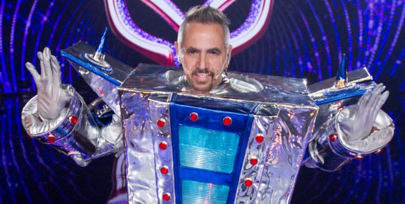Alejandro Lerner se escondía debajo del Robot en "¿Quién es la mascara?" y se convirtió en un nuevo eliminado