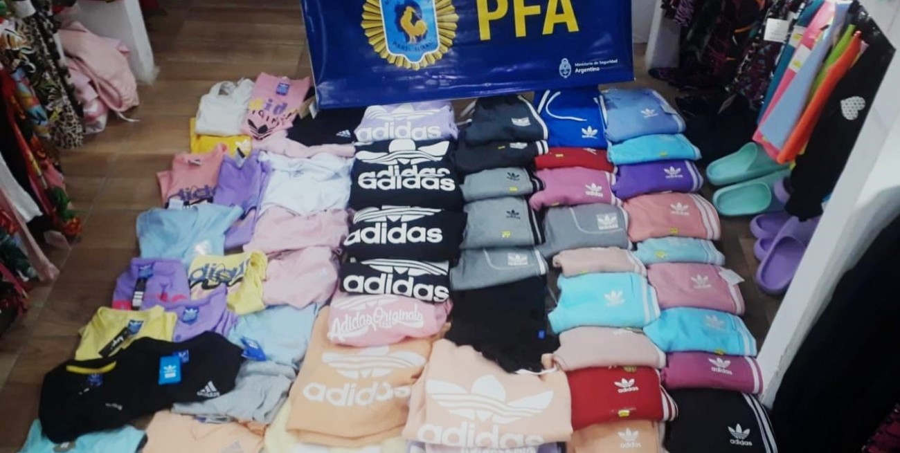 Allanaron cuatro comercios de la ciudad de Santa Fe por venta de ropa trucha