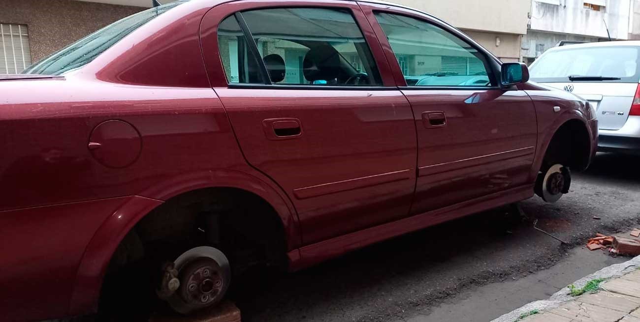 En plena crisis de cubiertas, robaron dos ruedas en pleno centro 
