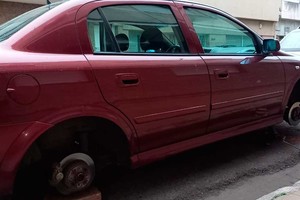 Mal trago para el dueño del vehículo que deberá reponer dos cubiertas con sus respectivas llantas. 