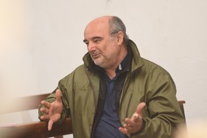 Una Misión espiritual. El padre Dante visita el penal de mujeres de la ciudad de Santa Fe casi a diario desde hace 16 años. Crédito: Flavio Raina.