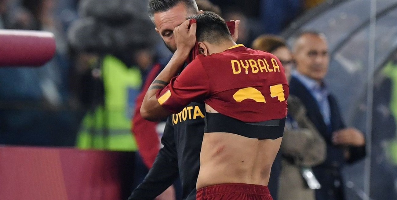Paulo Dybala volvió a marcar para la Roma pero se lesionó cuando pateó el penal